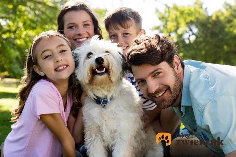 Uśmiechnięta rodzina z psem, a także porady, jak namówić rodziców na psa