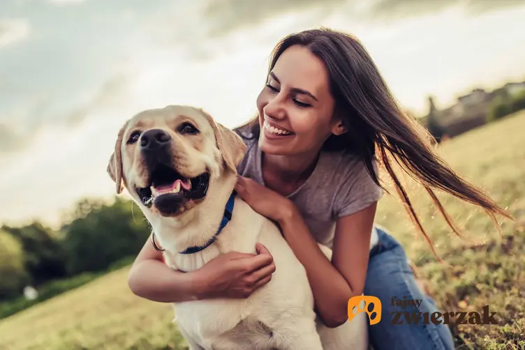 Właściciel przytulający się do psa, a także informacje, jaki pies pasuje do twojego znaku zodiaku - wskazówki przy kupieniu psa