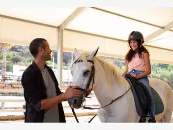 Ilustracja artykułu kurs hipoterapii nie tylko dla miłośników jazdy konnej. odkryj możliwości zawodowe