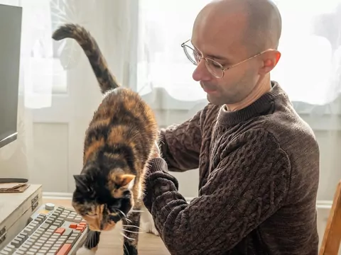 Dlaczego kot staje na klawiaturze ?