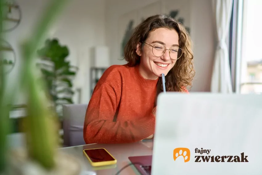 W trakcie konsultacji behawiorysta stawia diagnozę oraz tworzy plan leczenia Kobieta uśmiecha się do komputera