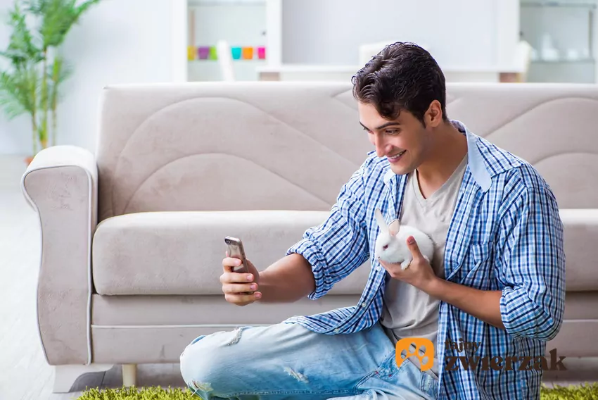 Mężczyzna robi selfie z królikiem