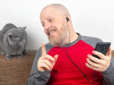 Kot ucieka, gdy rozmawiasz przez telefon