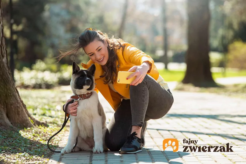 Kobieta robi sobie selfie z psem