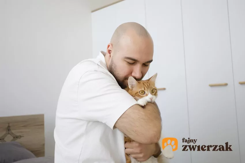 Mężczyzna obejmuje kota