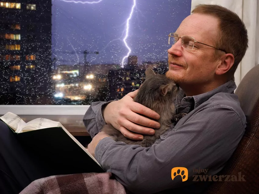 Mężczyzna przytula kota