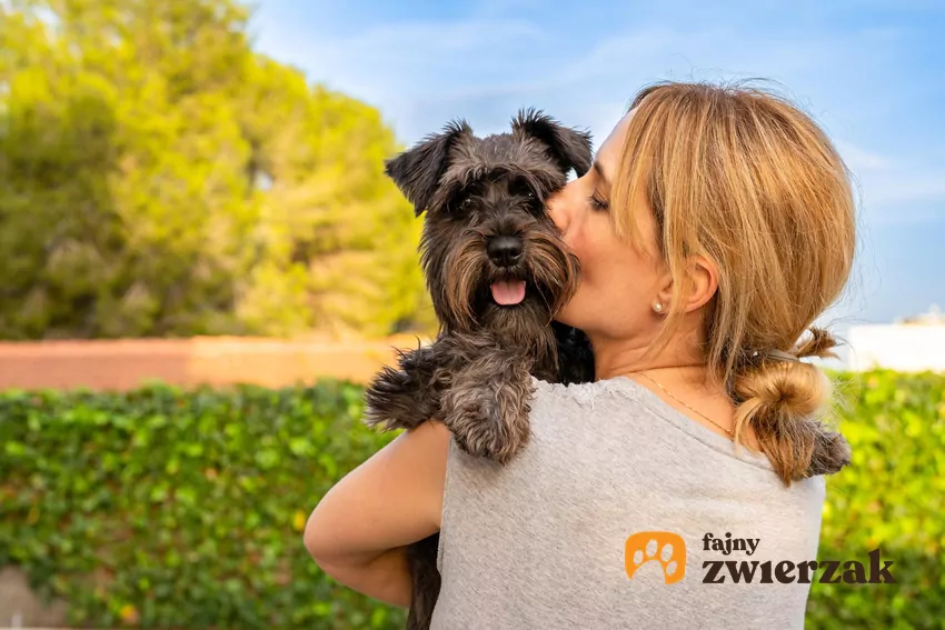 Wspólna zabawa czy podanie przysmaku może być dla psa przyjemniejsze niż przytulanie Kobieta przytula psa