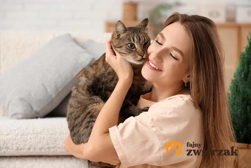 Badania wykazują, że głaskanie kota obniża poziom hormonów stresu w ludzkim organizmie Kobieta przytula kota