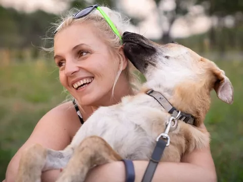 Dlaczego pies liże człowieka?