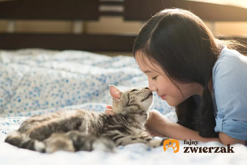 eśli kot odpowiada Ci miauczeniem lub mruczeniem, gdy do niego mówisz, to znaczy, że rozpoznaje Twój głos i chce wchodzić z Tobą w interakcję Kot wącha dziewczynkę