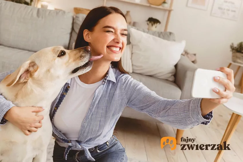 Coraz chętniej wyjeżdżamy na wakacje ze swoimi pupilami Kobieta robi sobie selfie z psem