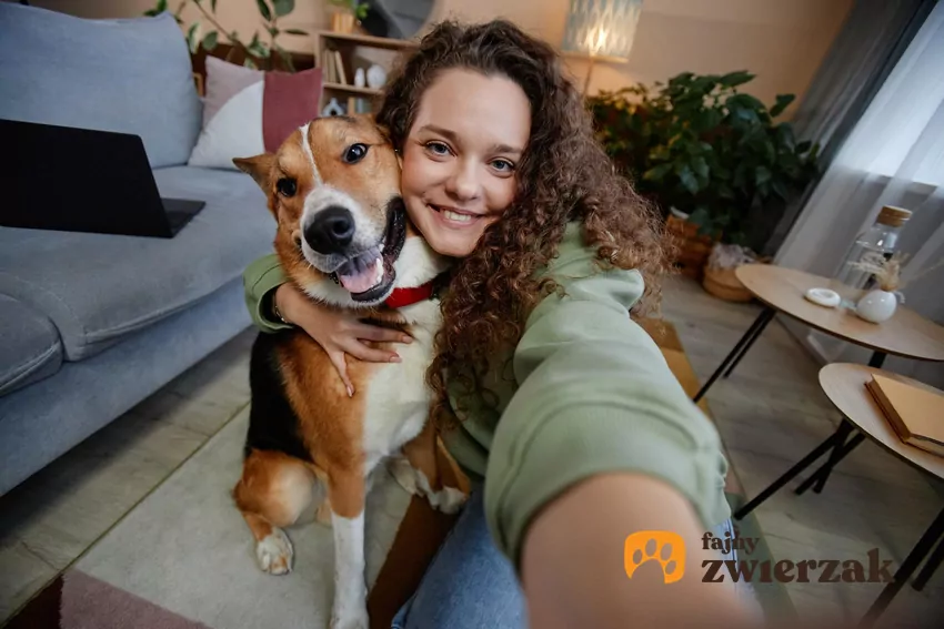 Kobieta robi selfie z psem