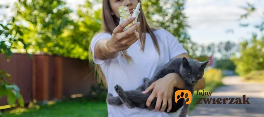 Kobieta pokazuje leki
