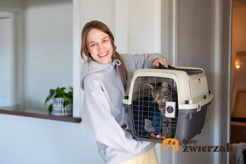 Pierwsza doba w nowym miejscu jest bardzo ważna. Po przyjeździe z kotem do domu ustaw transporter w przygotowanym dla mruczka bezpiecznym azylu Kobieta z kotem w transporterze