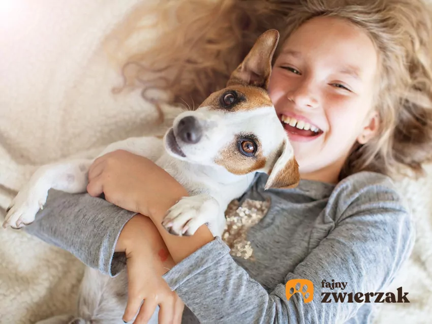 Pies i dziecko mogą stworzyć wyjątkową więź — pełną czułości, radości i wzajemnego zrozumienia Dziewczynka przytula psa