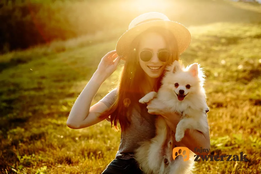 Kobieta z pomeranianem