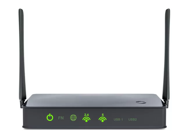 Kot drzemie na routerze Wi-Fi