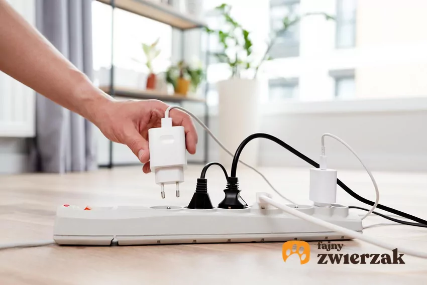 Kable stwarzają zagrożenie porażenia prądem oraz zadławienia Przedłużacz z kablami