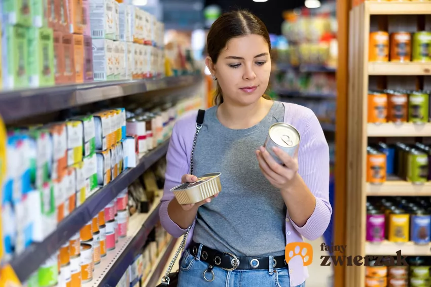 Niska gęstość kaloryczna mokrej karmy sprawia, że jest to świetne narzędzie w walce z otyłością Kobieta czyta etykietę mokrej karmy
