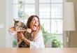 10 zachowań opiekunów, których nie lubią koty